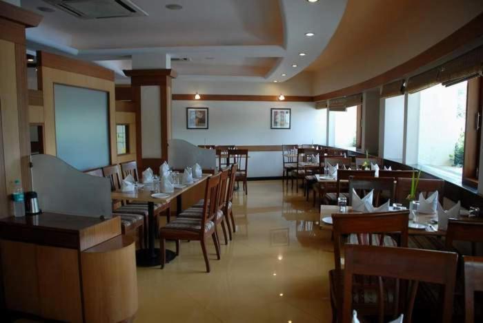 Sahil Sarovar Portico Lonavala Bagian luar foto