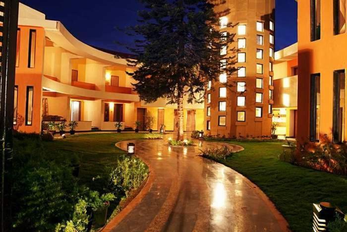 Sahil Sarovar Portico Lonavala Bagian luar foto
