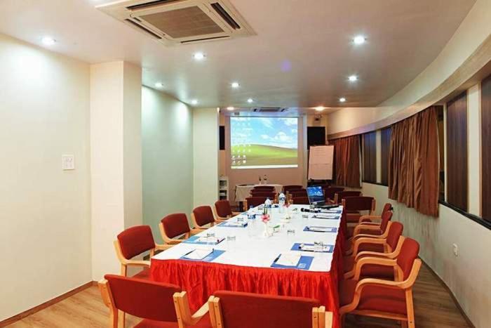 Sahil Sarovar Portico Lonavala Restoran foto