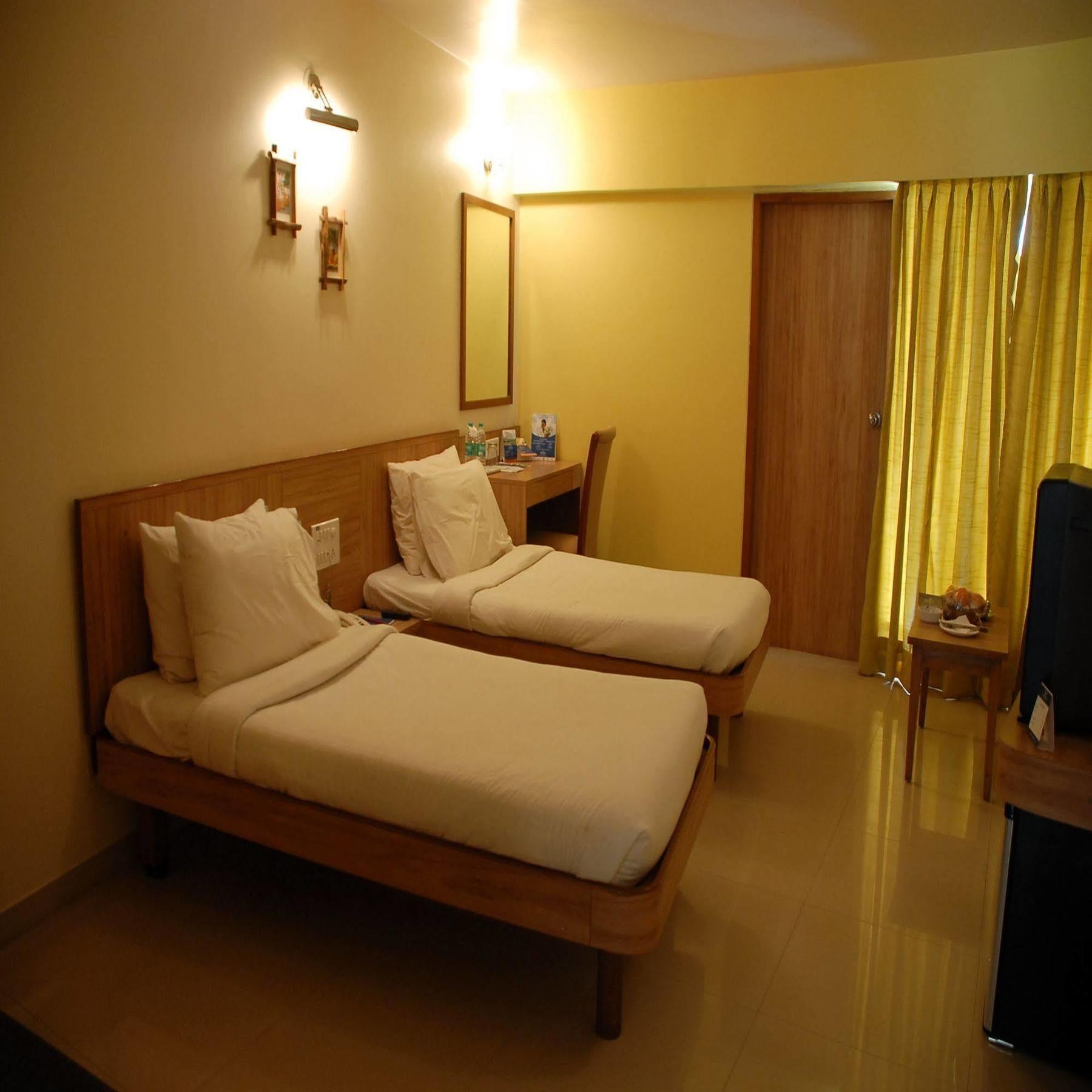 Sahil Sarovar Portico Lonavala Bagian luar foto
