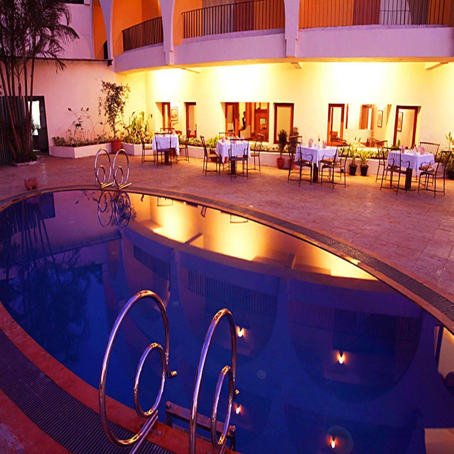 Sahil Sarovar Portico Lonavala Bagian luar foto