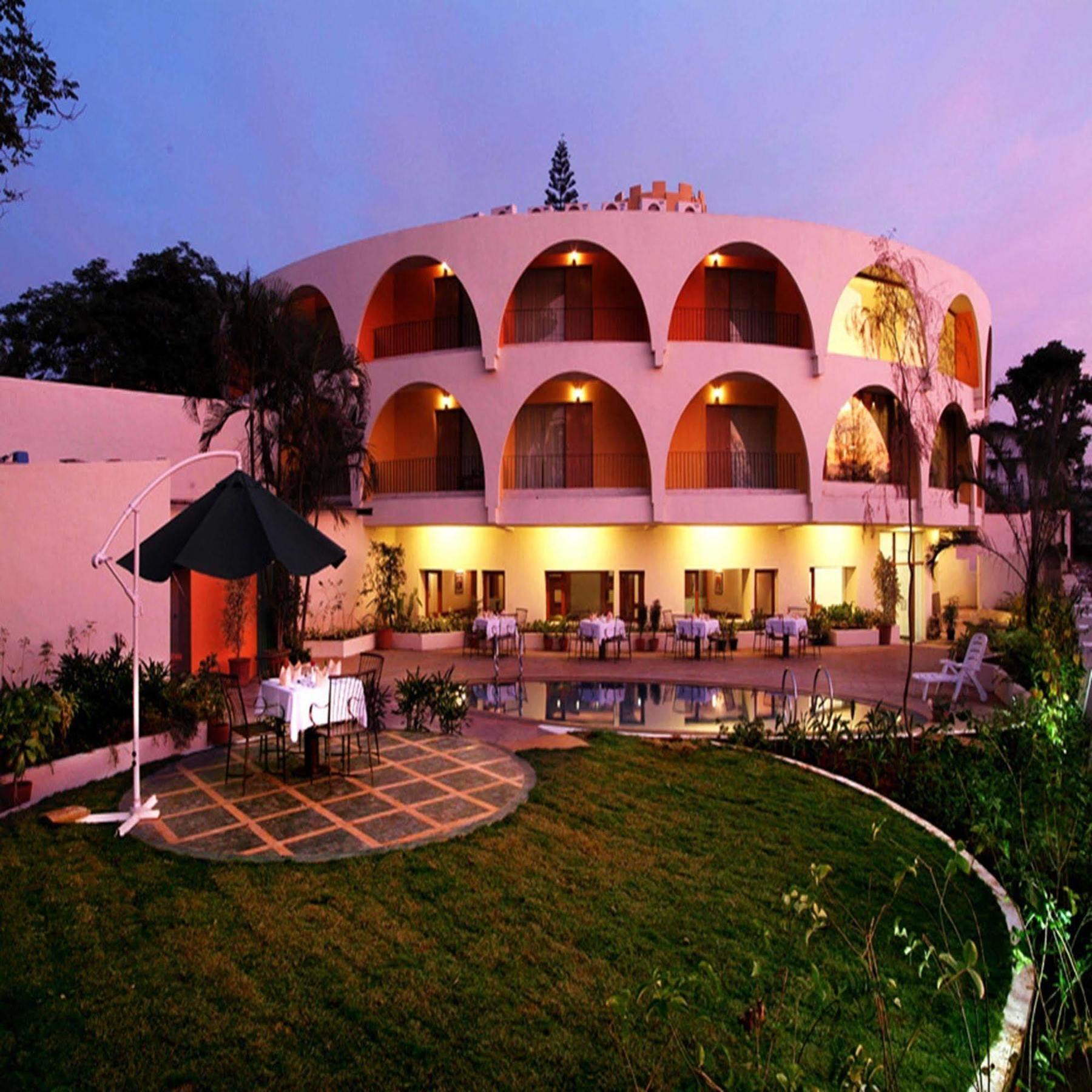 Sahil Sarovar Portico Lonavala Bagian luar foto